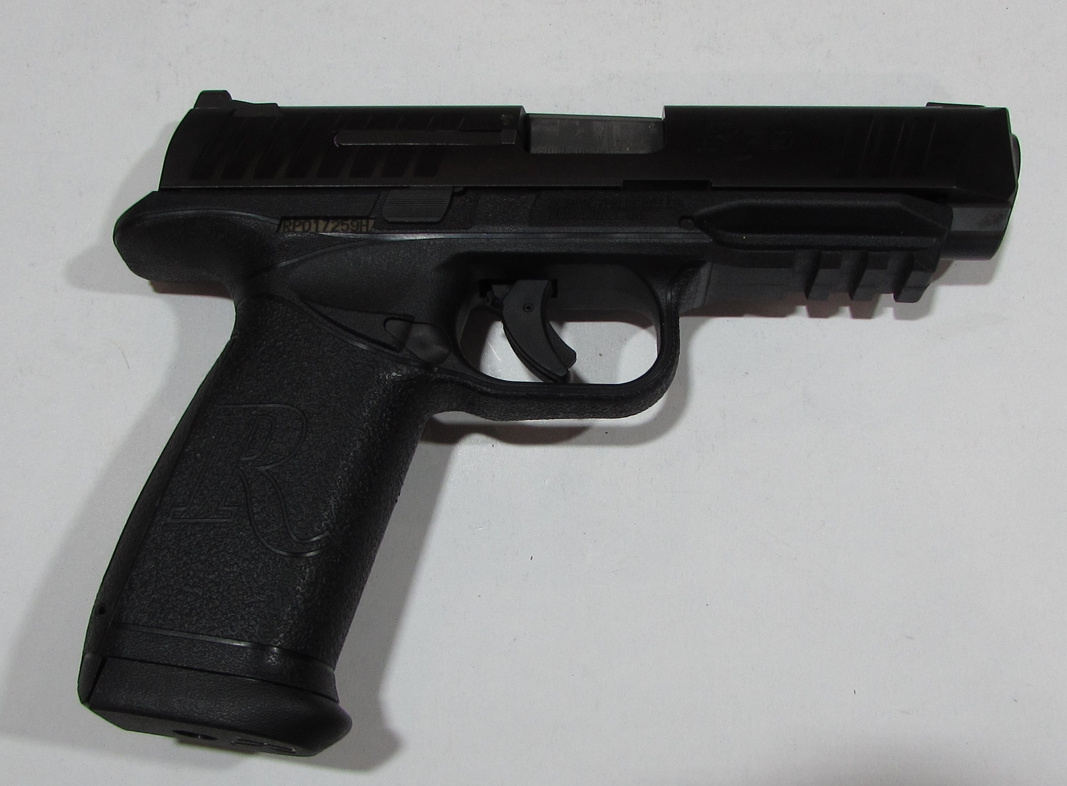 Pistolet Semi auto Remington RP9 avec 1 chargeur supplementaire super etat