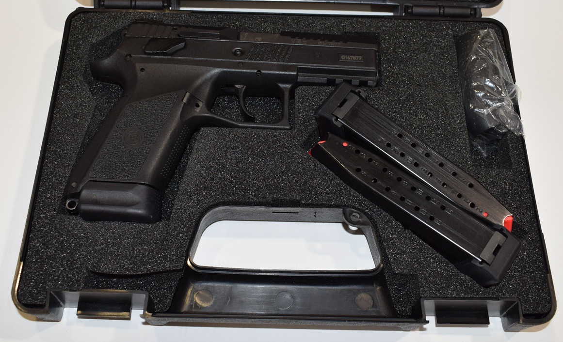 Pistolet Semi auto CZ P-07 mallette 2 chargeurs supplementaires bon etat