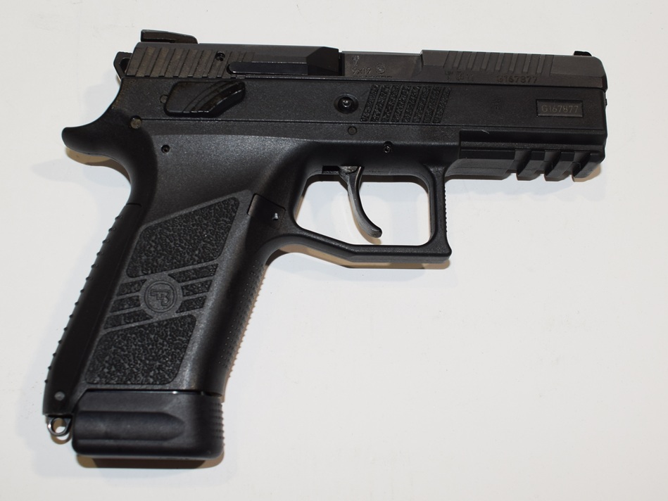 Pistolet Semi auto CZ P-07 mallette 2 chargeurs supplementaires bon etat